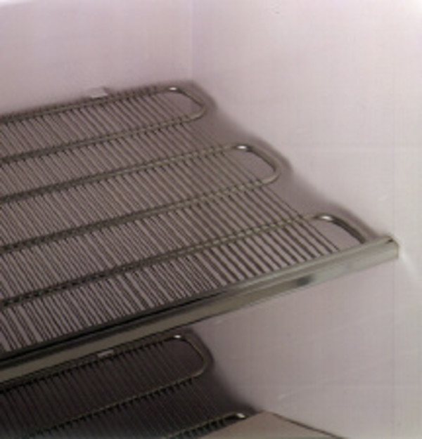 Refrigerated cabinet shelves