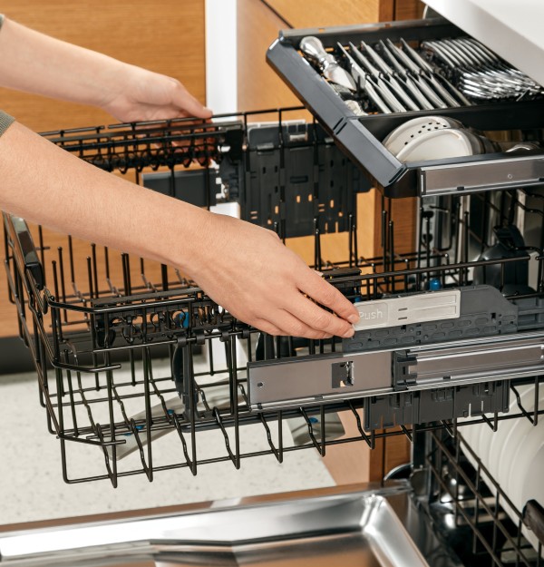 Easy touch adjustable upper rack with 2 Stem Safe shelves