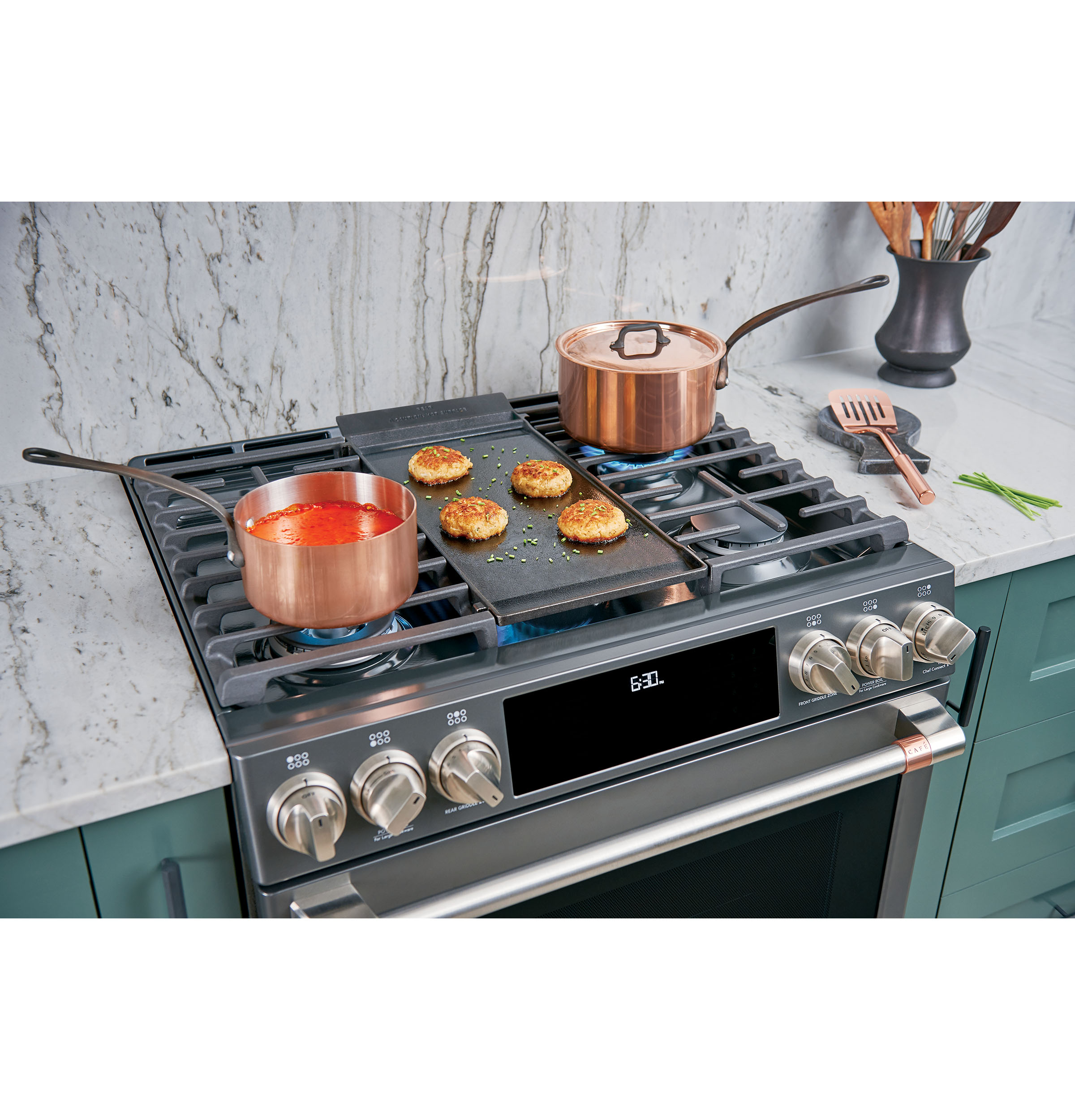 Expansive six-burner cooktop helps you entertain with ease