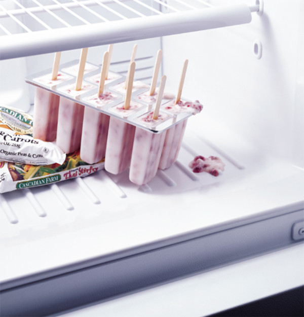 4 adjustable, spill-proof, split glass fresh food cabinet shelves (3 slide-out) and spill-proof freezer floor