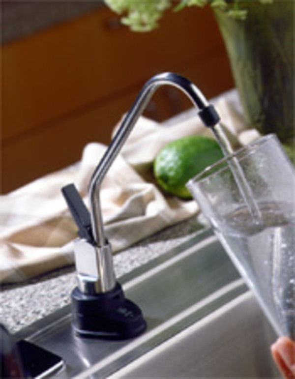 Chrome with black SmartWater™ - faucet with electronic monitor