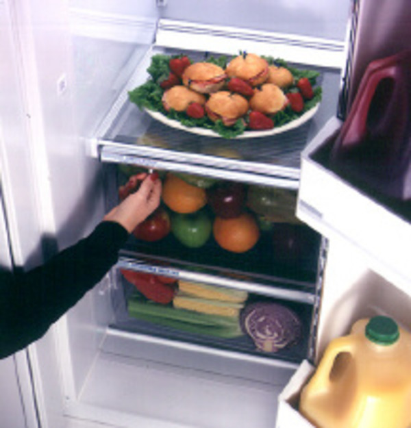 2 adjustable humidity fruit / vegetable crispers (slide-out, slide-over)