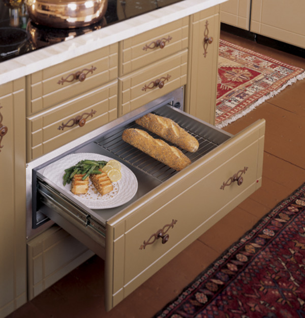 Full extension drawer on ball bearing glides